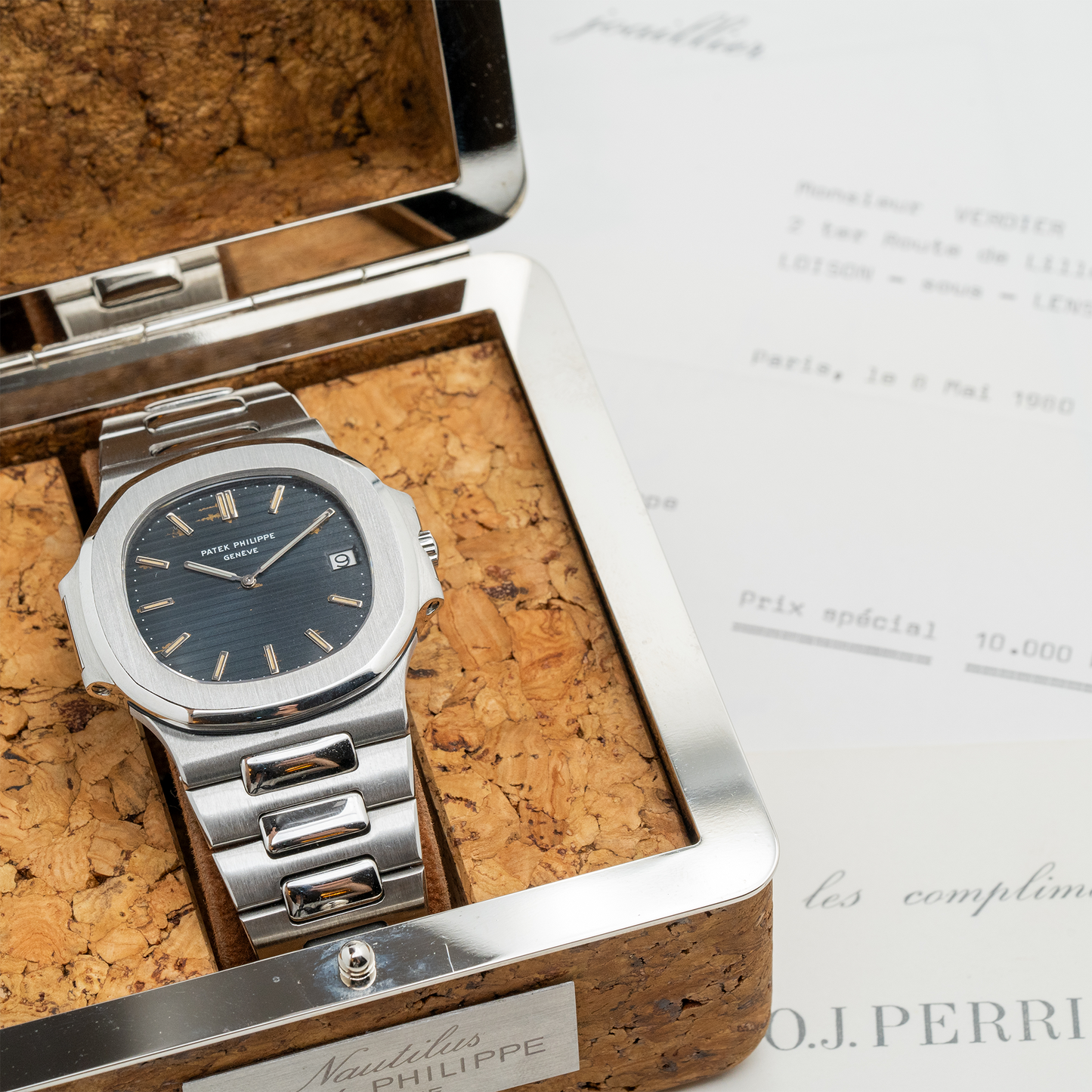 Patek Philippe 3700/1 Nautilus with extract and cork box