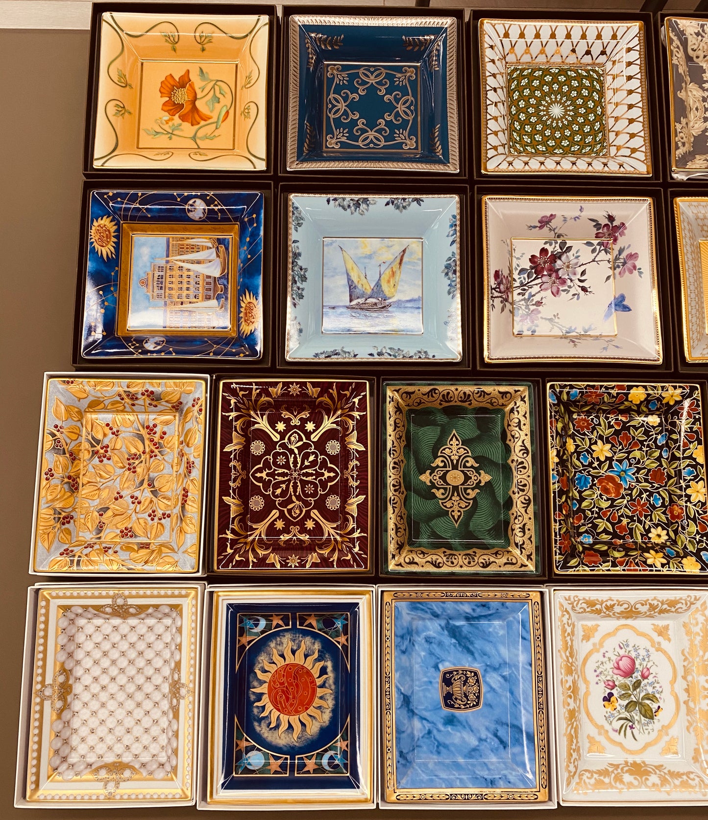 Patek Philippe Full collection vide-poche porcelaine of 32 plates