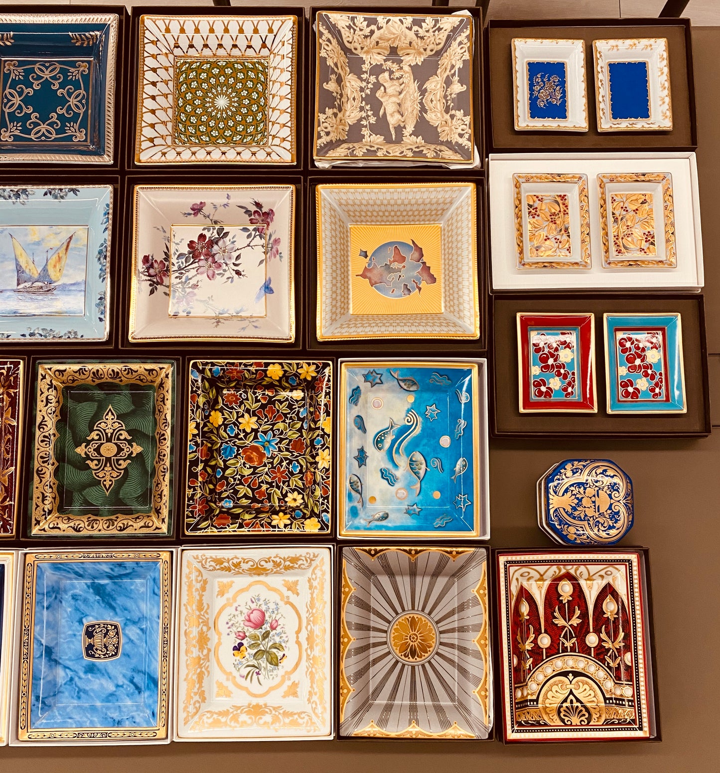 Patek Philippe Full collection vide-poche porcelaine of 32 plates