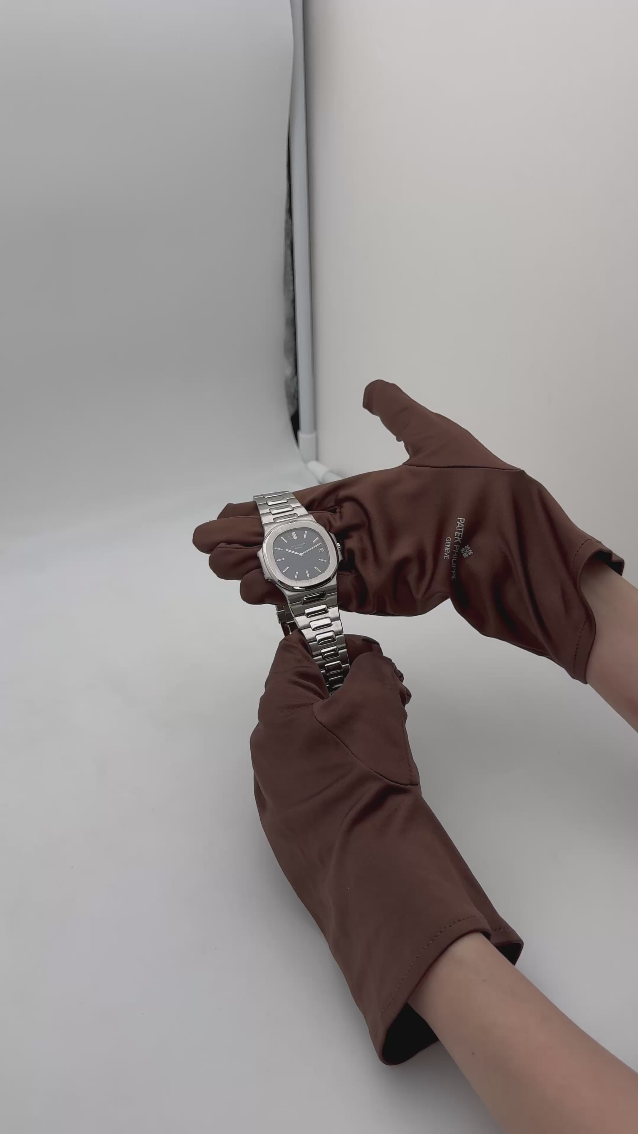 Patek Philippe 3700/1 Nautilus with extract and cork box